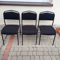 Trzy czarne krzesła