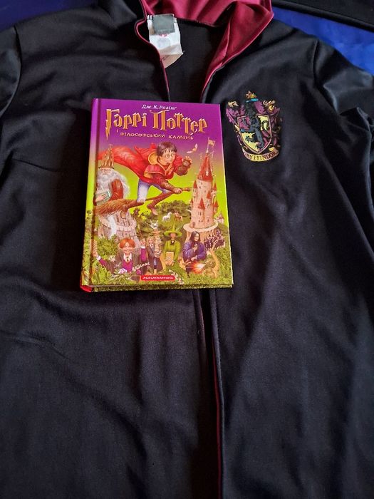 Книга "Гаррі Поттер і філософський камінь" мантія футболка Гріфіндор