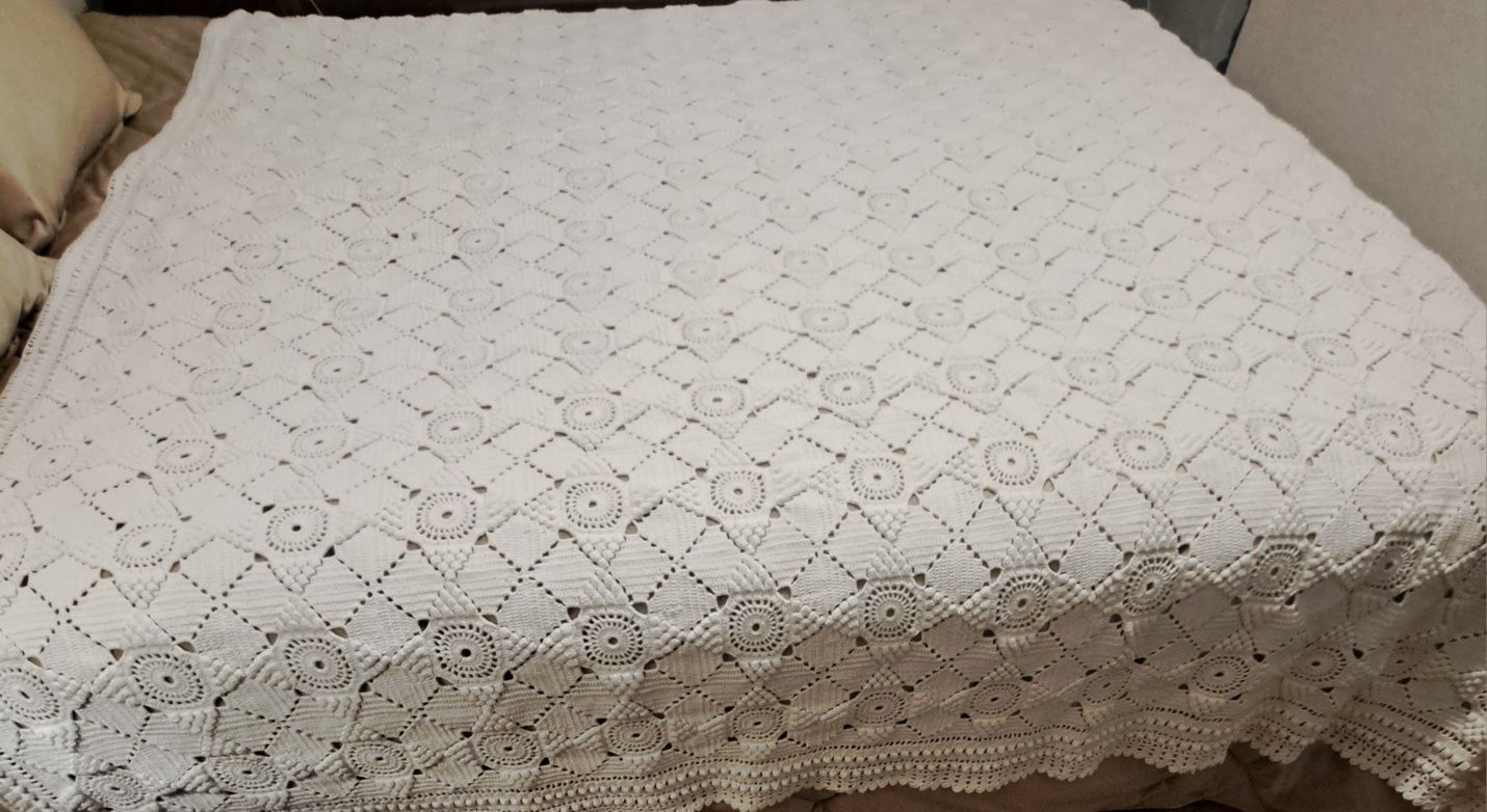 3 Colchas de renda,feitas à mão.