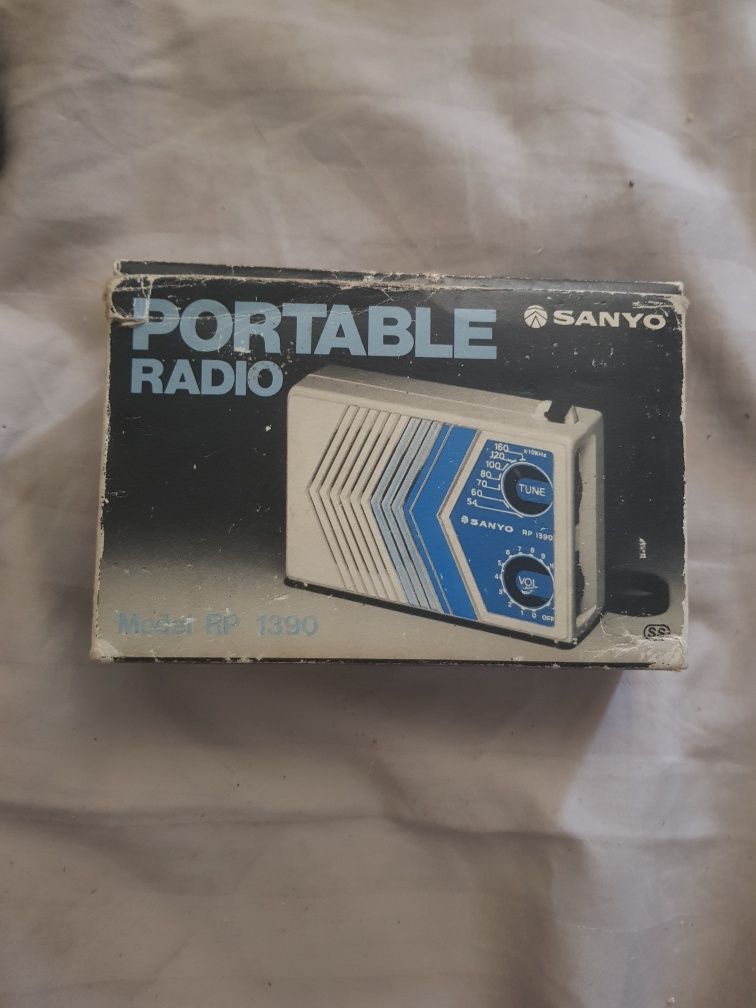 Rádio a pilhas sanyo vintage