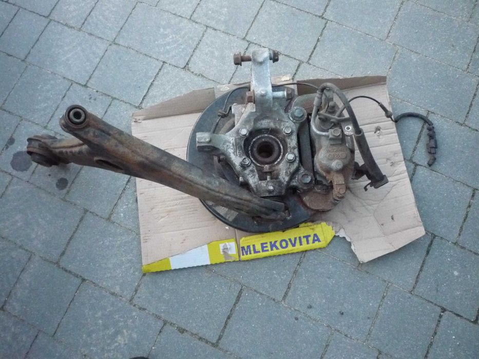 2016 dodge grand caravan voyager LEWY wahacz przod zwrotnica piasta