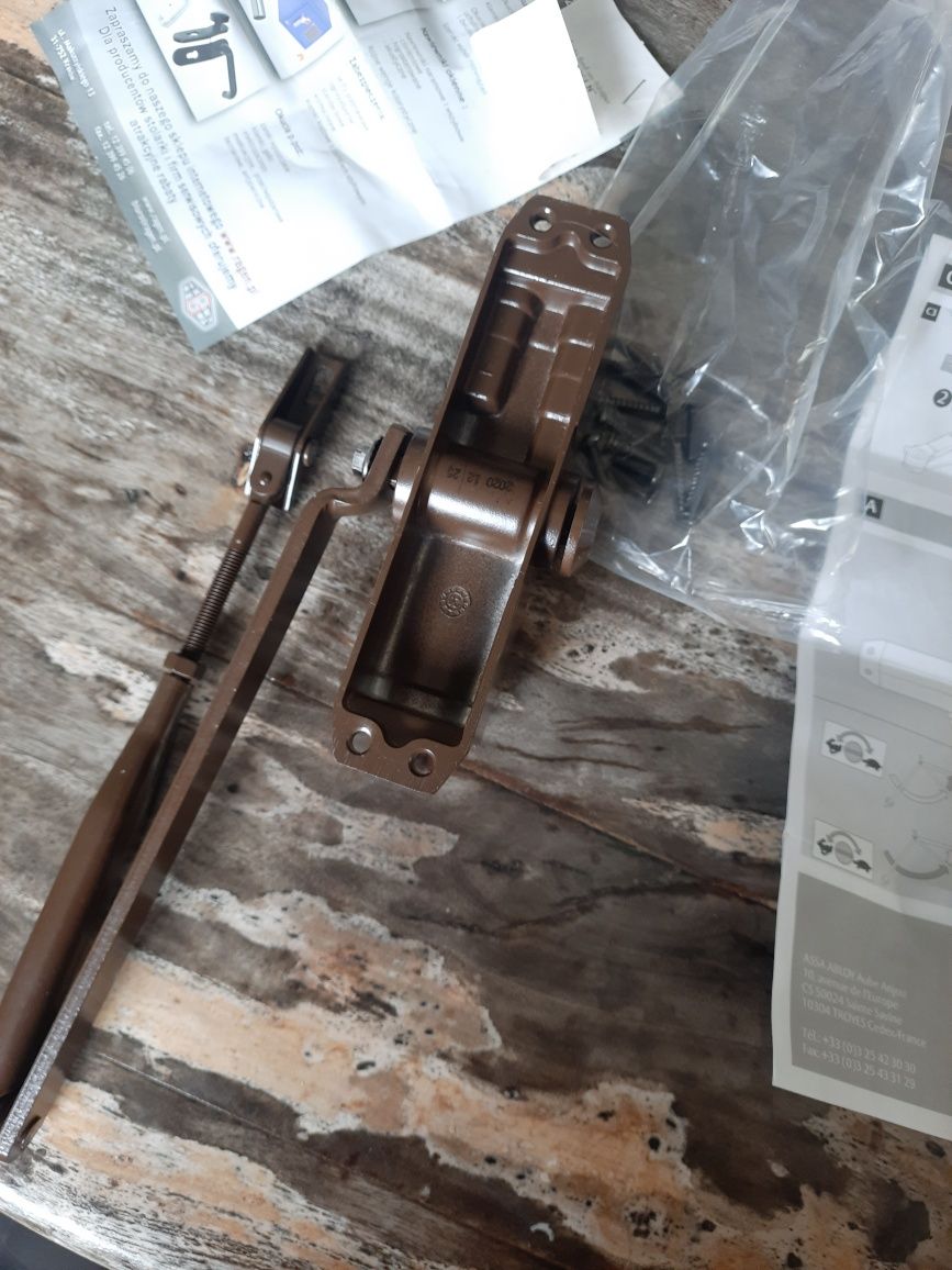 Samozamykacz Assa Abloy brązowy