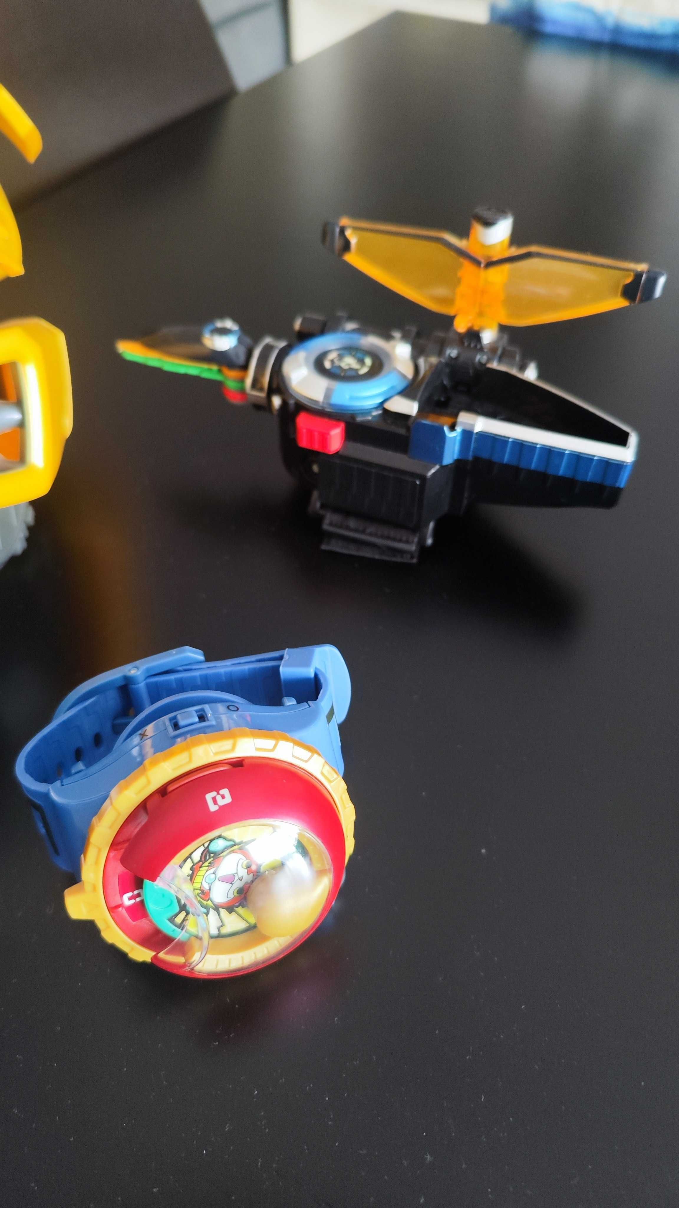 Lote de brinquedos com Capacete Transformers Bumblebee e outros
