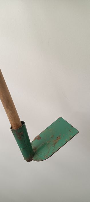 Motyka narzędzia ogrodnicze z okresu PRL-u