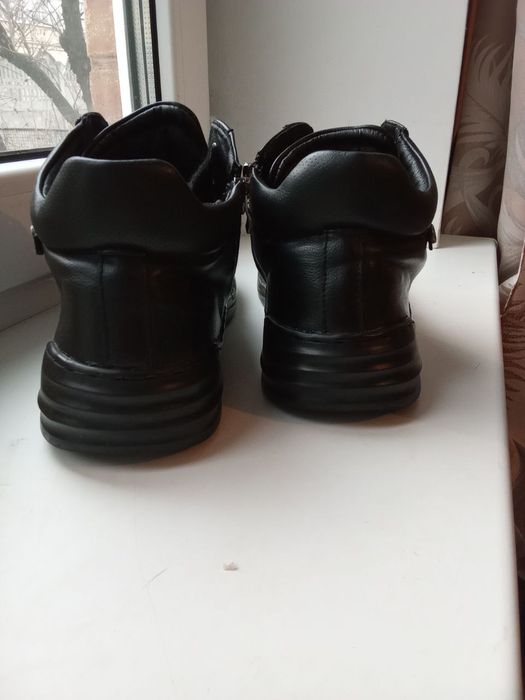 Кросівки 44 розміру