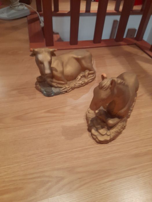 Duas figuras para enfeitar o seu presépio  o burro e a vaca.