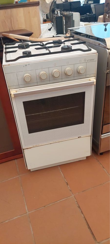Fogao branco de 4 bicos