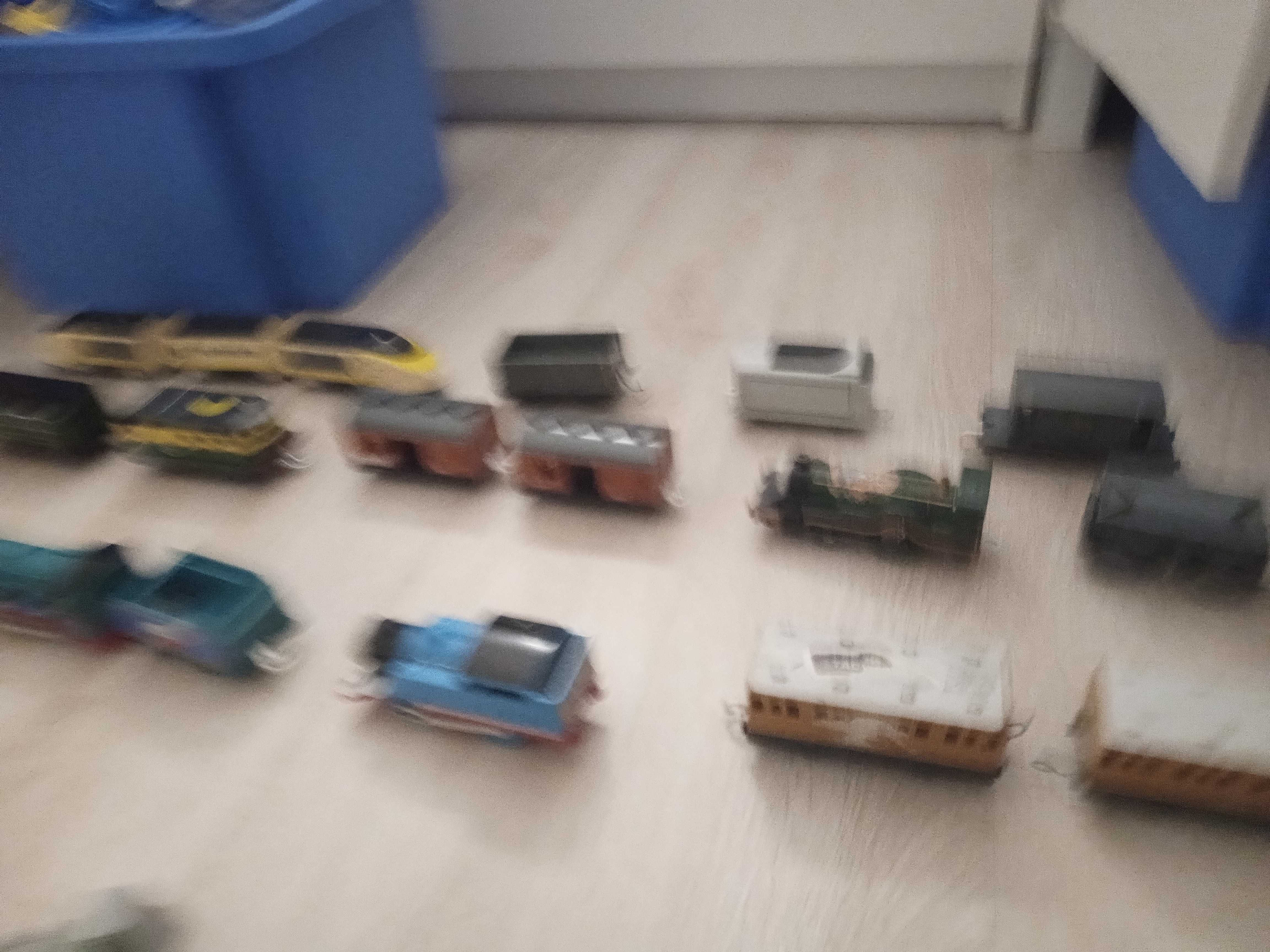 Kolejki Tomek z torami i akcesoriami oraz duży miks innych kolejek