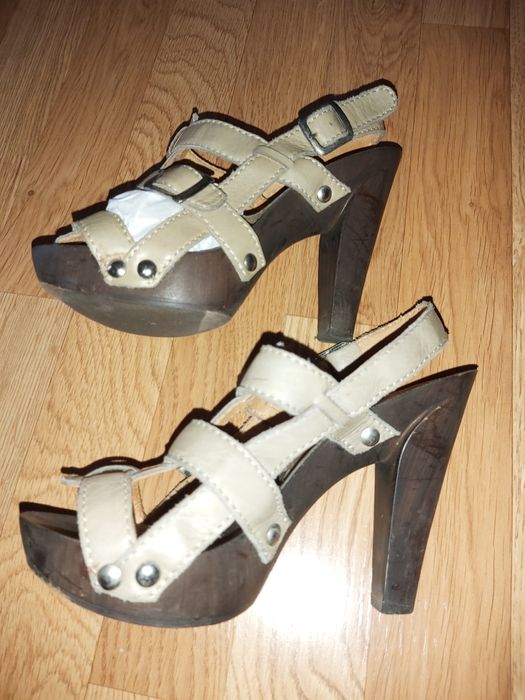 Sandalias em pele bege Red Hot