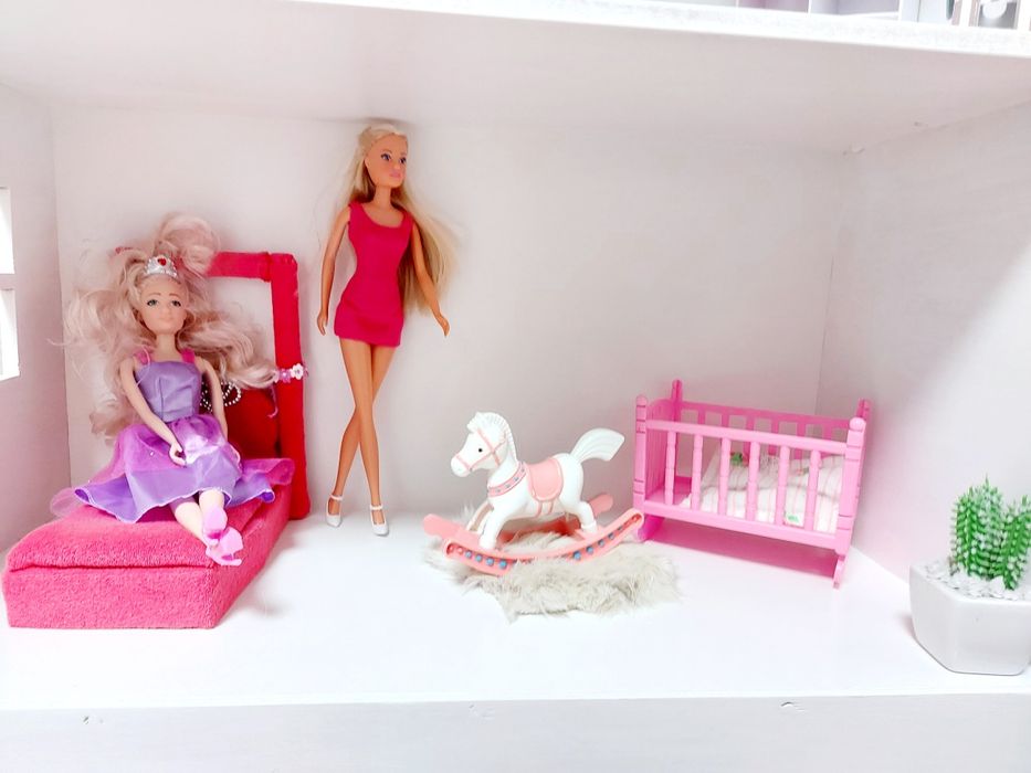 Otwierany domek na kółkach dla lalek, z otwieranym dachem