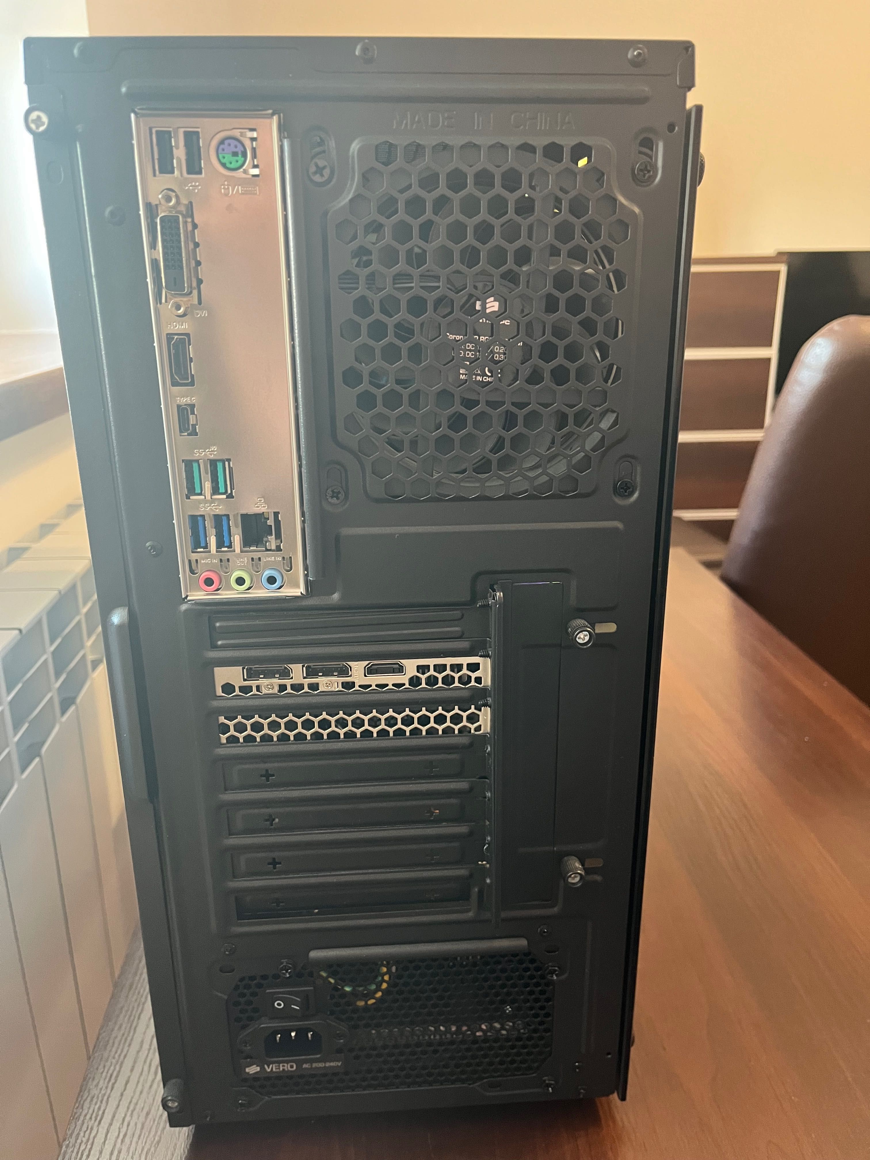 Komputer gamingowy w zestawie z monitorem, klawiaturą, myszką