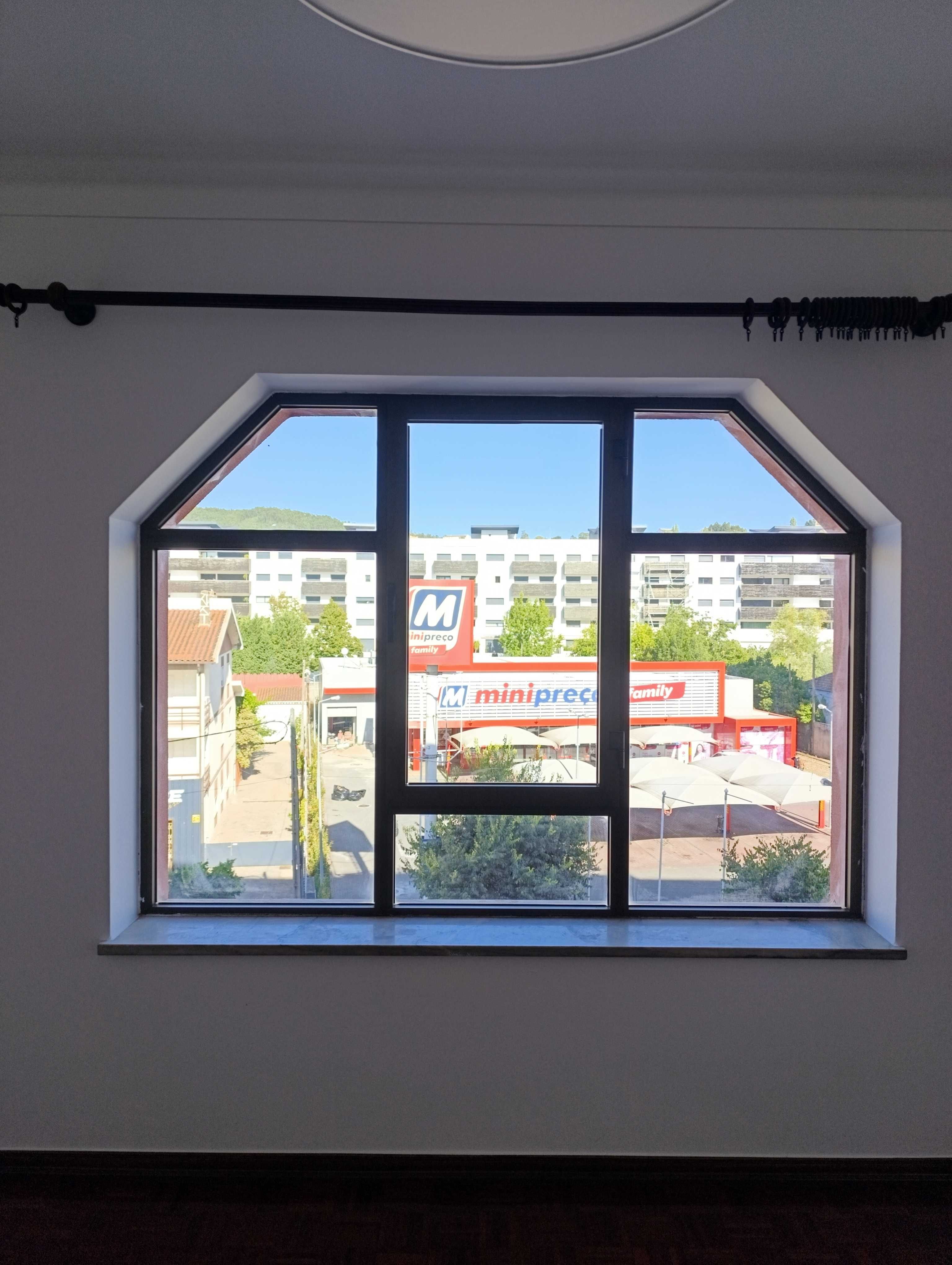 T2 recentemente remodelado no Vale das Flores com contrato