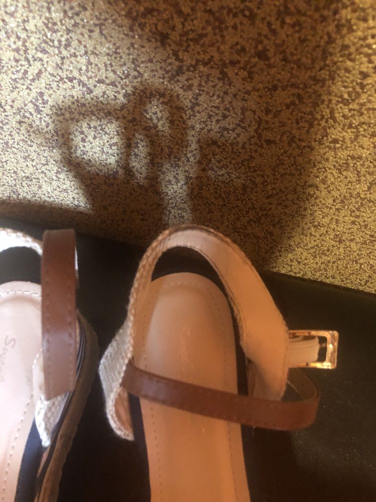 Buty na koturnie .