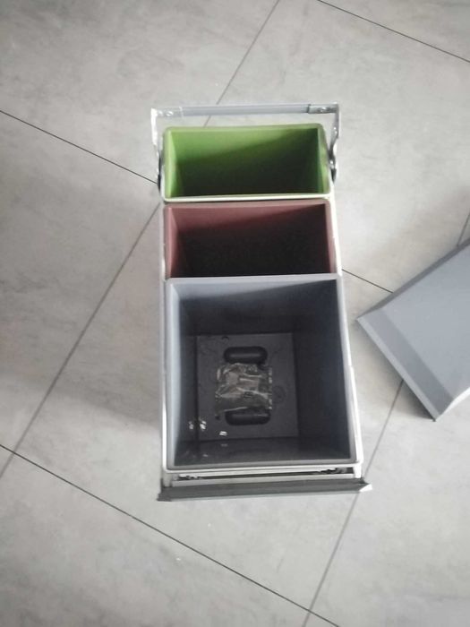 kosz na śmieci i pojemniki do segregacji - nowy !