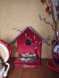 Пасхальный домик красного цвета, декор