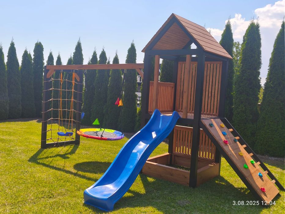Drewniany plac zabaw, domek dla dzieci
