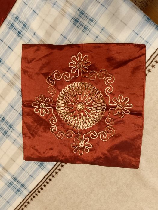 Poszewka na poduszeczkę ozdobna.