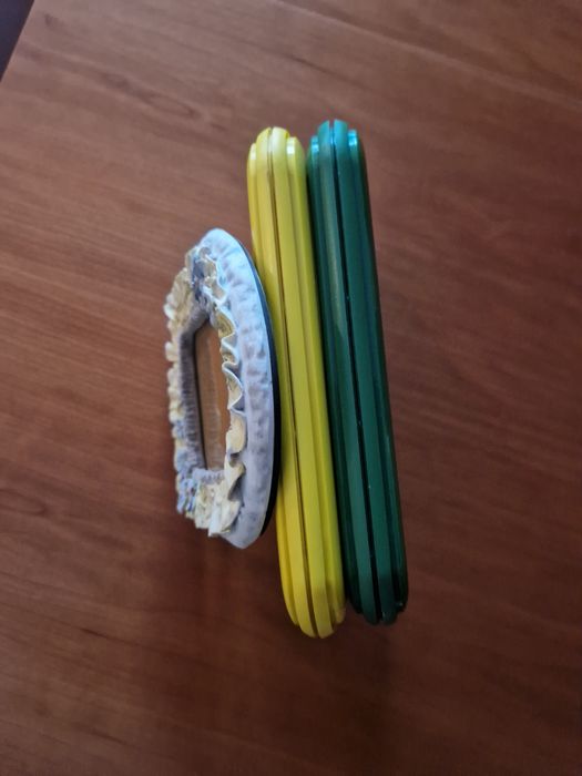 Molduras coloridas (duas) e uma em cerâmica