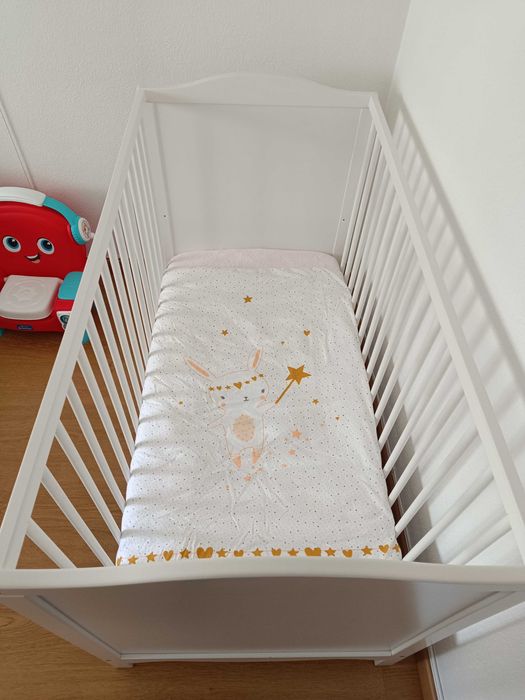 Cama de grades IKEA + colchão e edredom