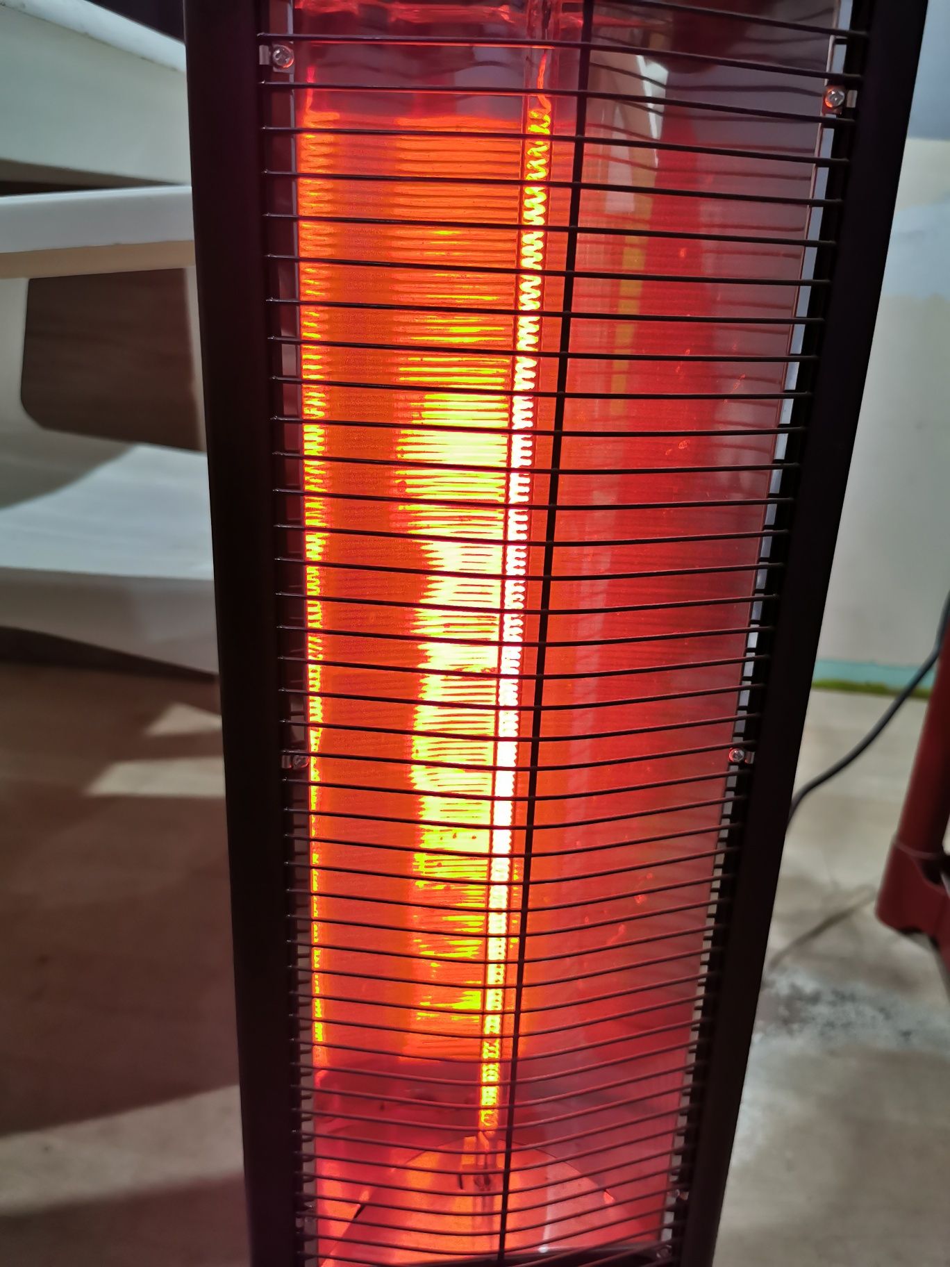 Grzejnik elektryczny halogenowy obrotowy