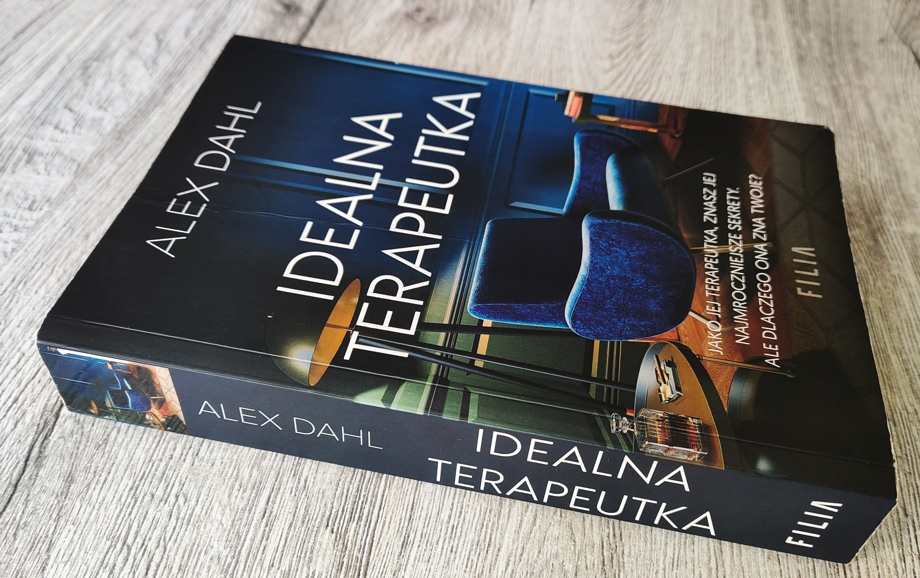 Idealna terapeutka- Alex Dahl