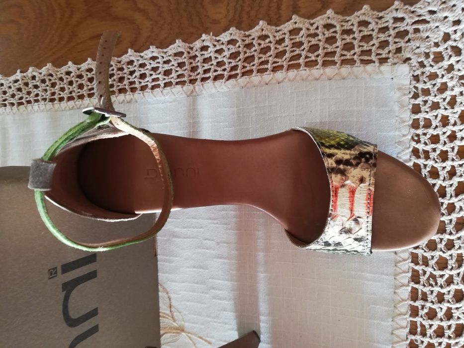 Sandálias em pele DONNI