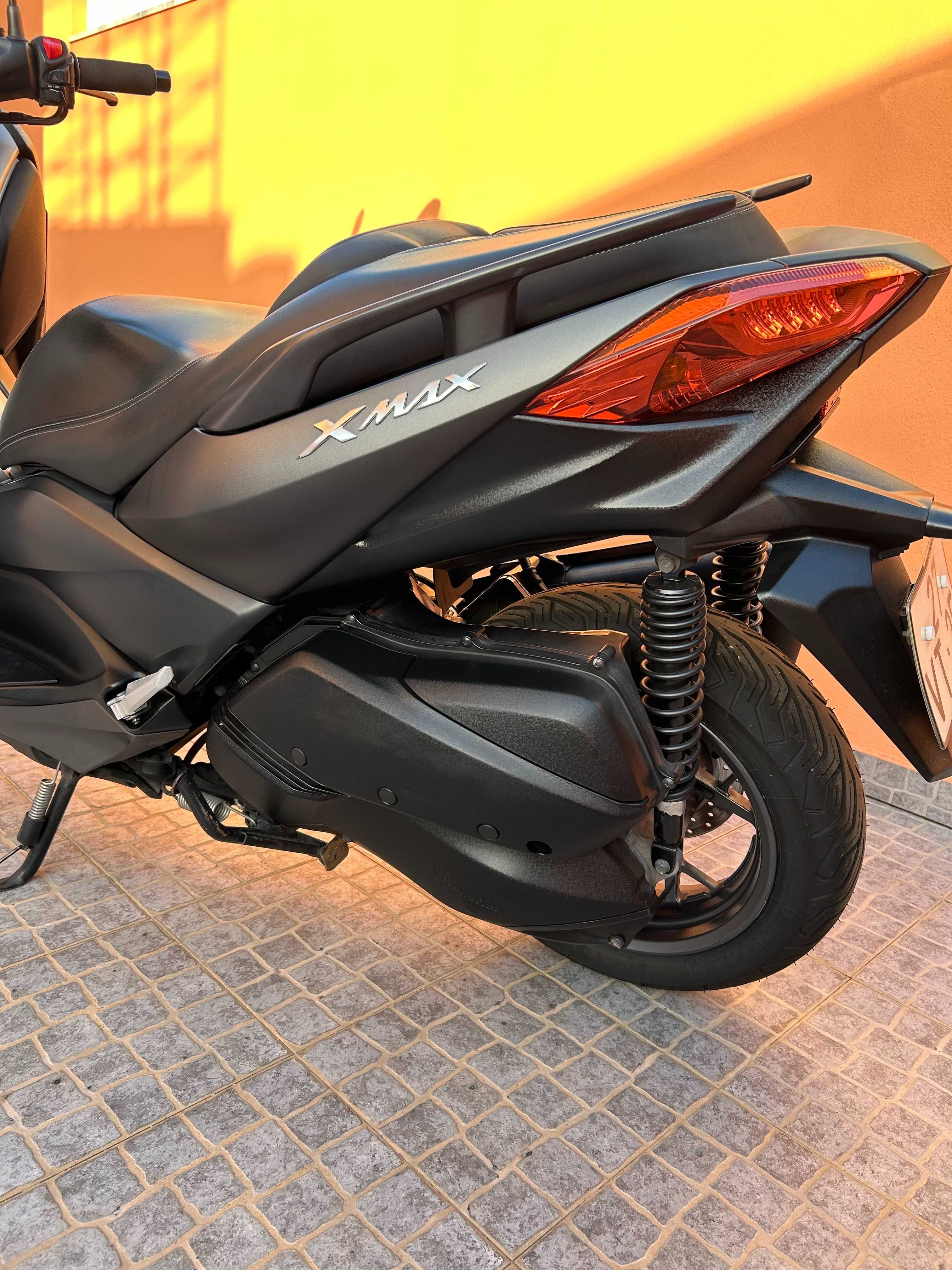 Yamaha xmax 300.