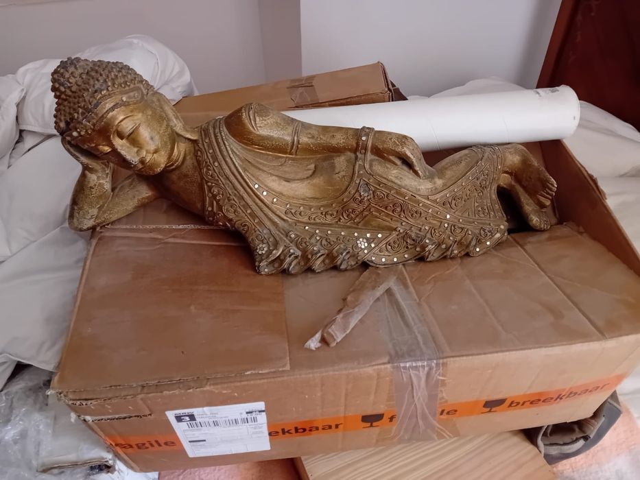 Budha deitado em madeira