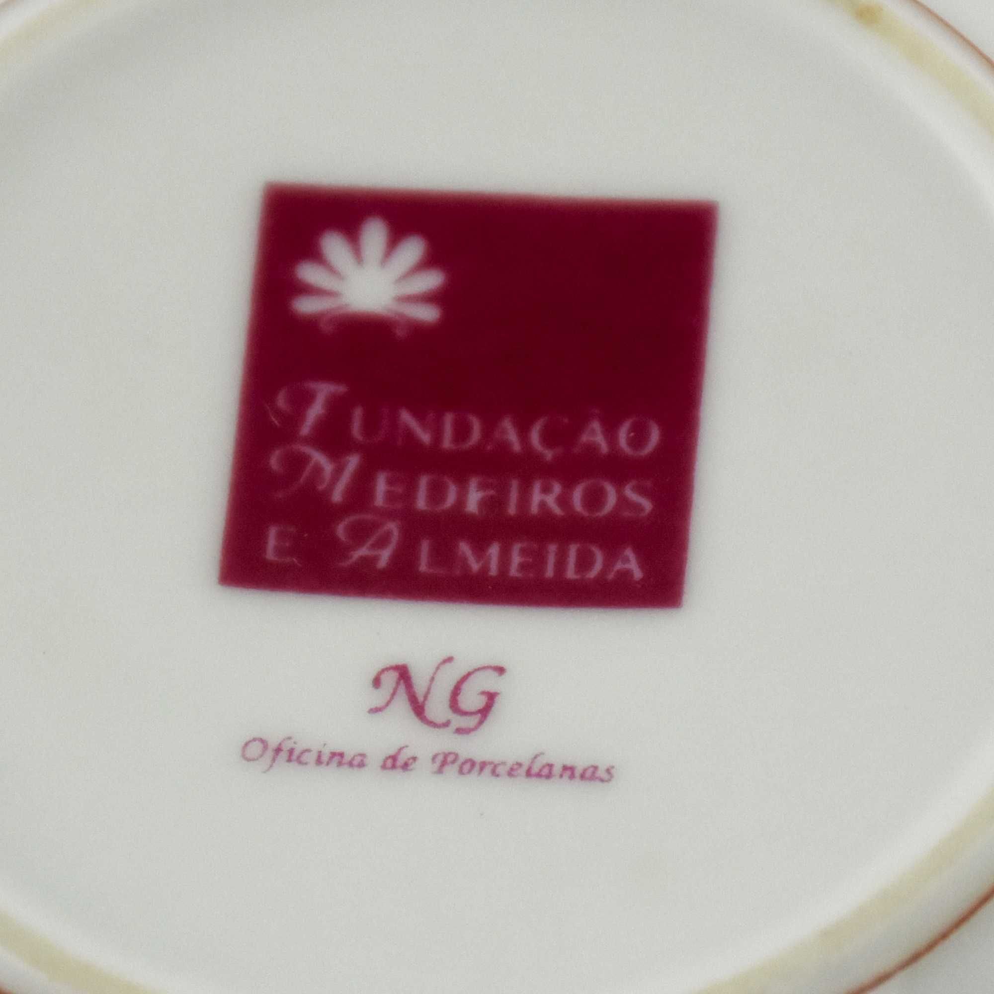 Caixa de tabaco redonda em porcelana e metal dourado