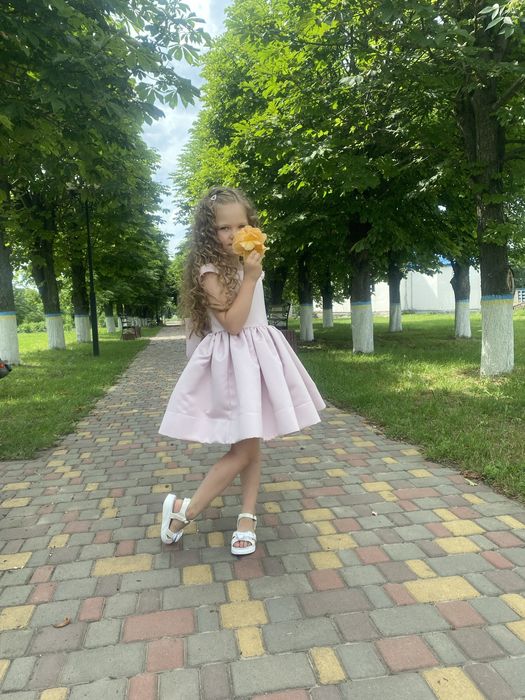 Продам сукню на дівчинку 104-110 роз