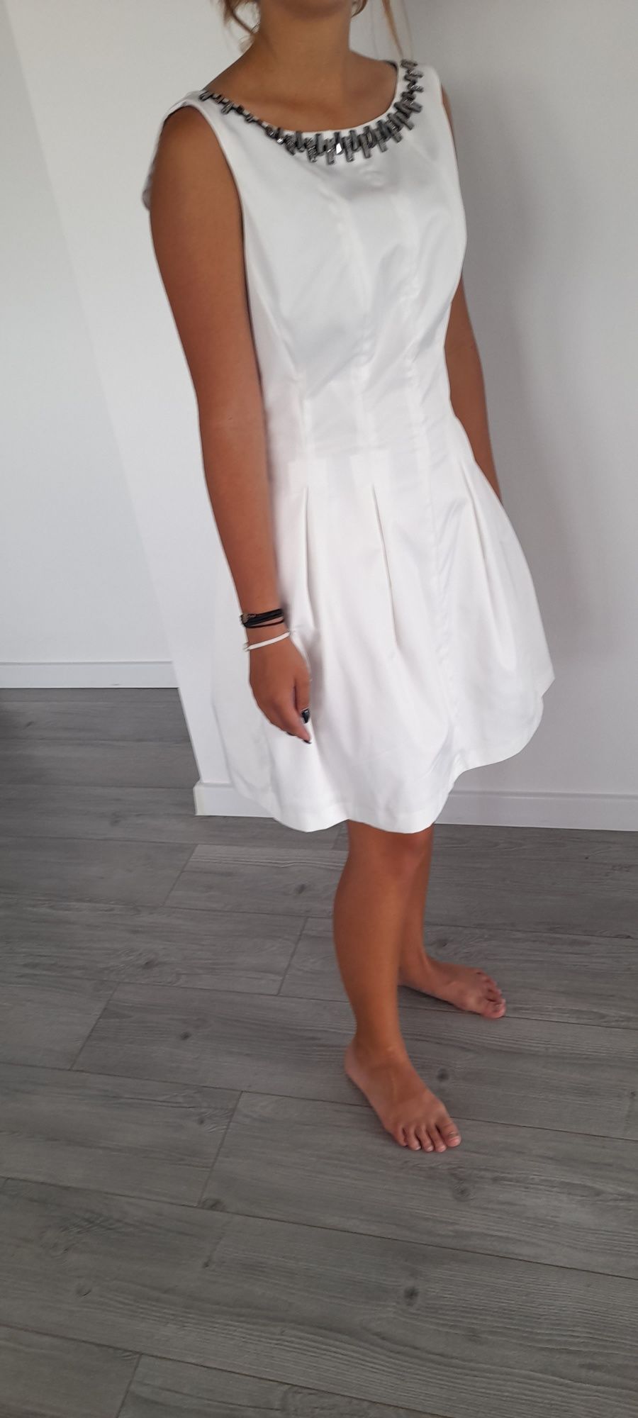 Sukienka biała z naszyjnikiem