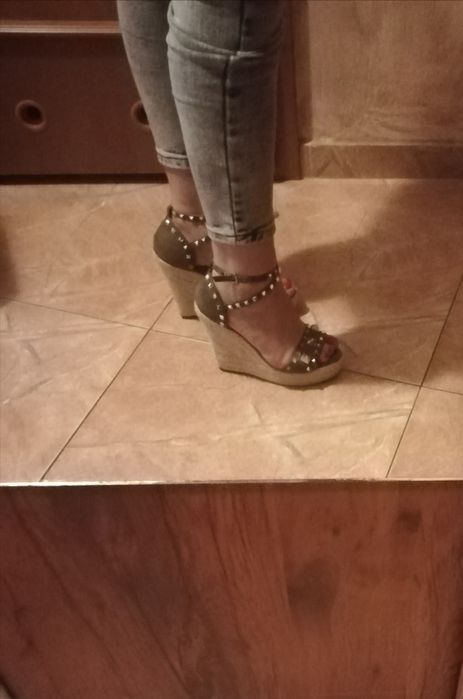 Sandały khaki na koturnie r.36