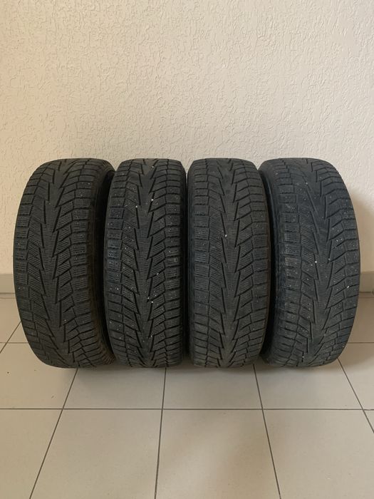 Шини Резина Гума зимова Hankook Winter I*Cept iZ2 W616 215 60 R17