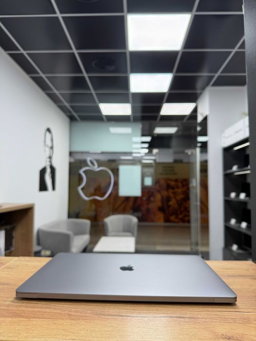 MacBook Pro 16 2019 { i7 | 16gb | 512 SSD | AMD 5300-4gb } 30419SV