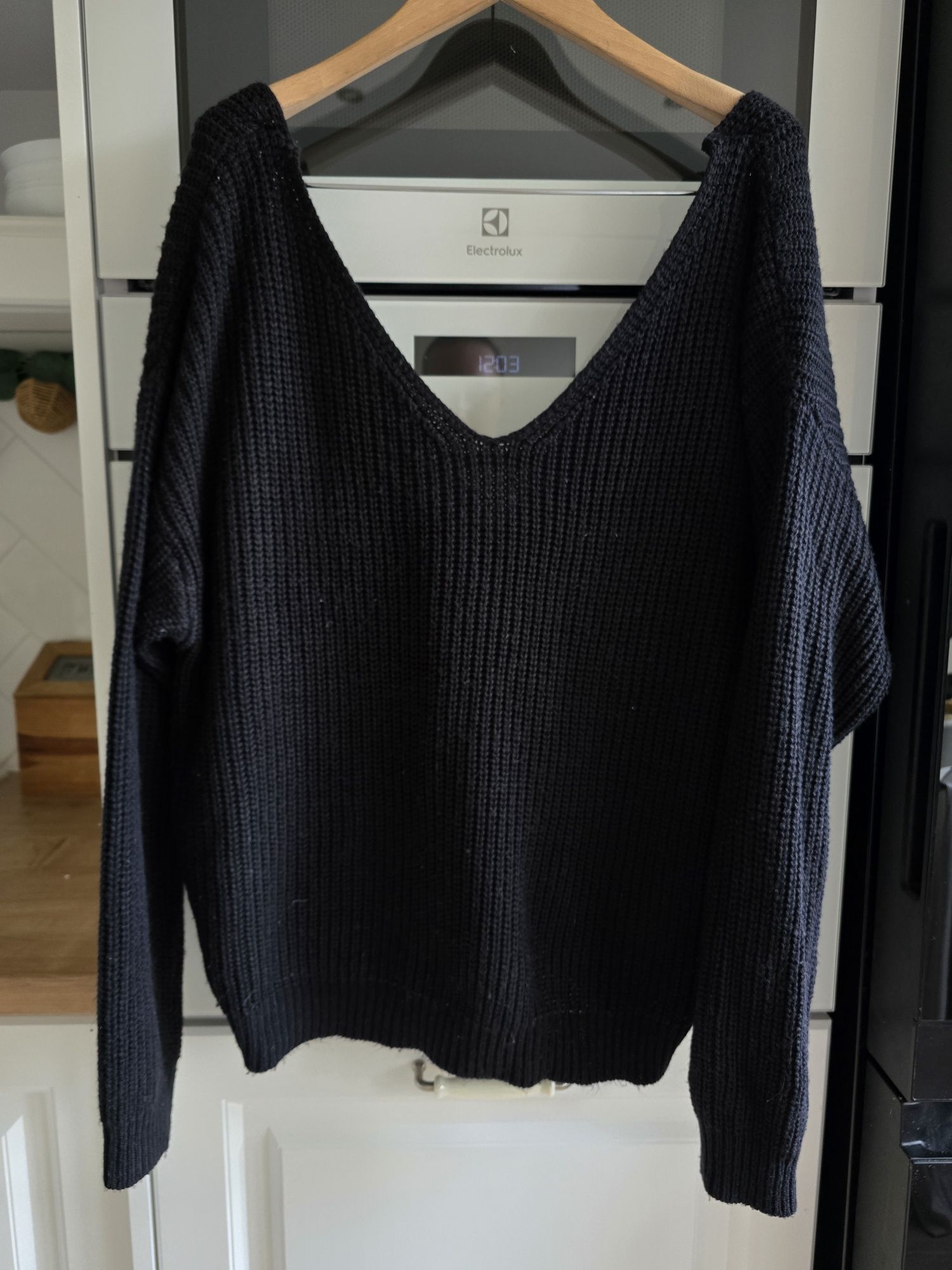 Sweter wiązany z dekoltem na plecach r. L