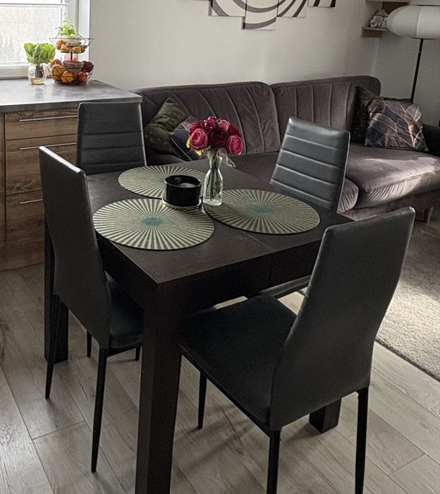 Stół rozkładany z 4 krzesłami