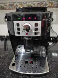 Máquina de café delonghi magnificas