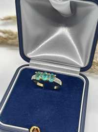 Wyjątkowy pierścionek ze szmaragdami i diamentami ze złota