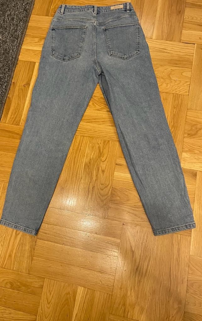 trzy pary jeansów