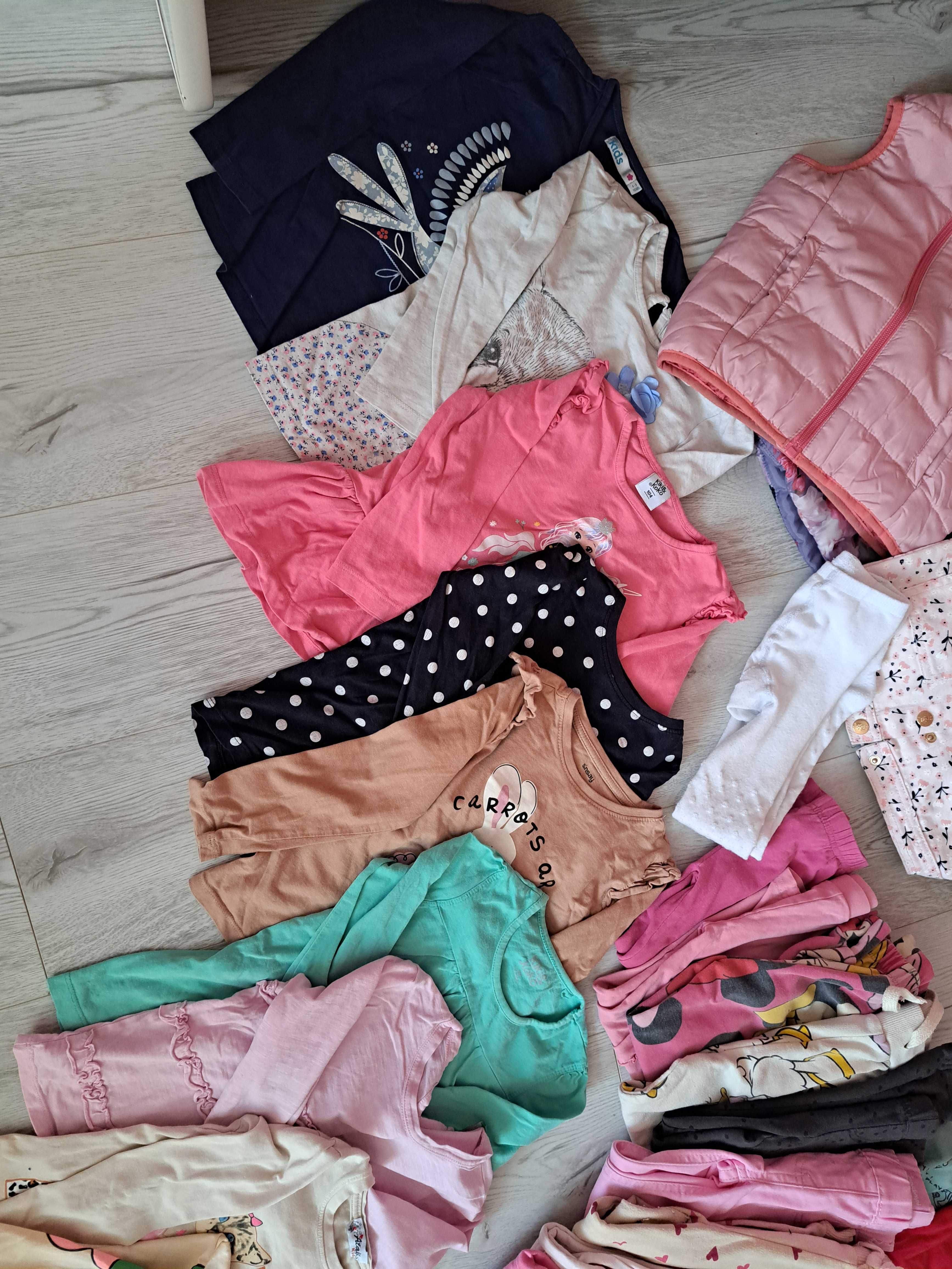 Paka ubranek dla dziewczynki 104 bluzy spodnie sukienki