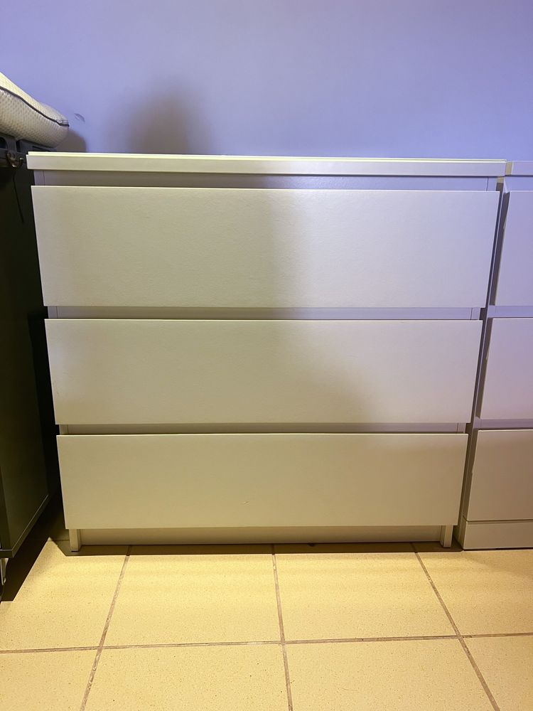 Cómoda de 3 gavetas com tampo vidro