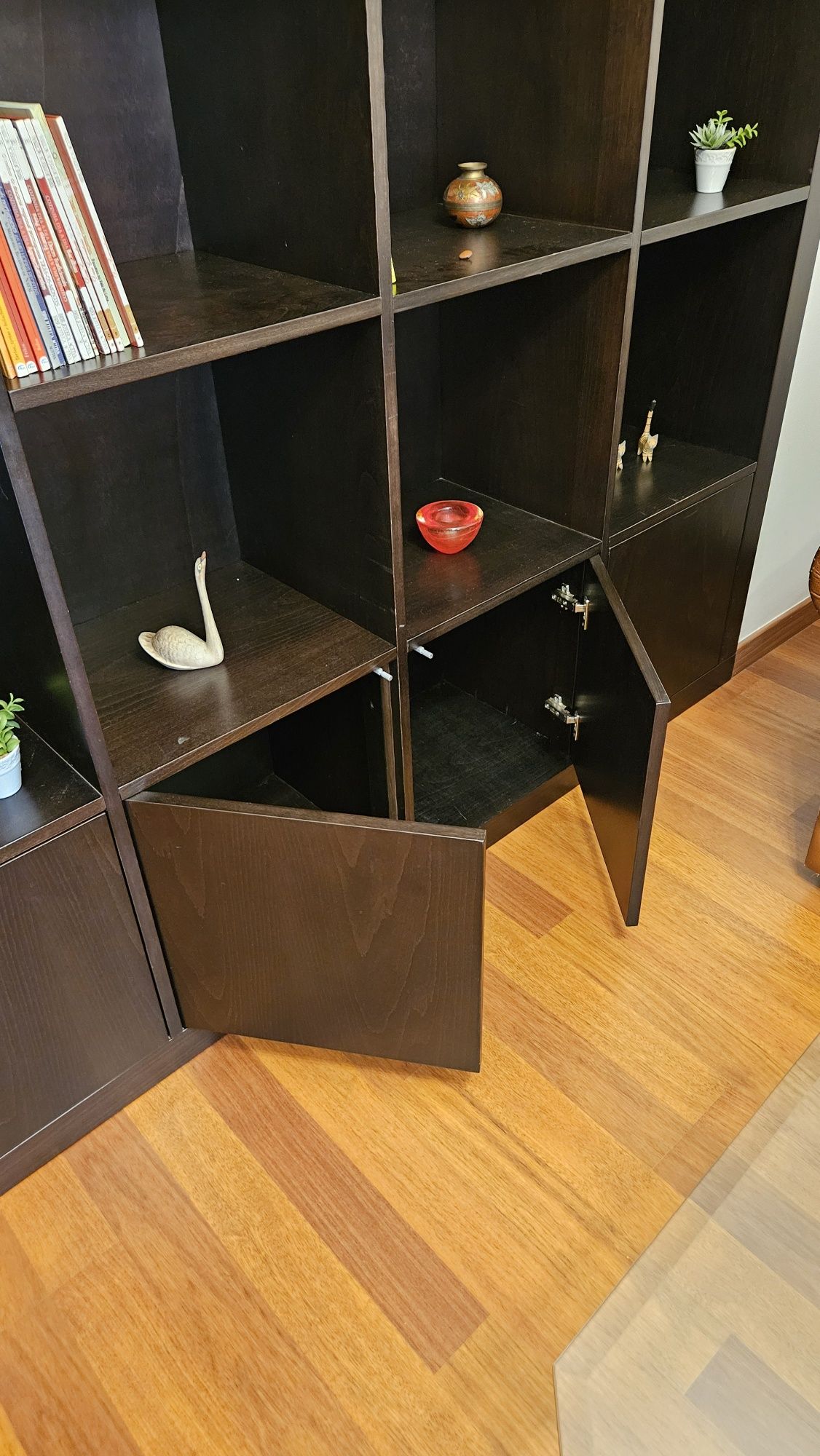 Estante para escritório ou sala de estar.