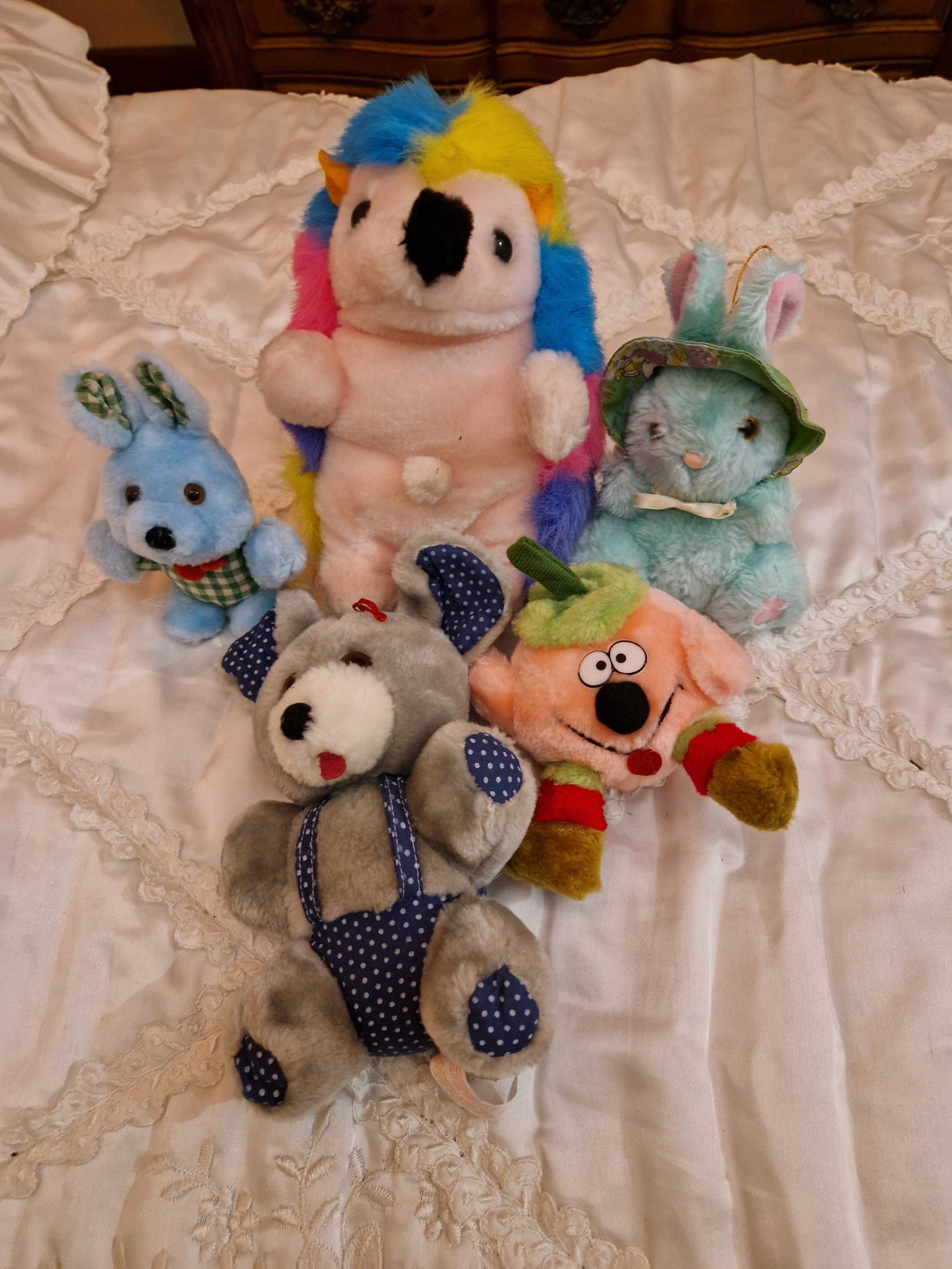 Peluches bem estimados, so serviram para enfeitar
