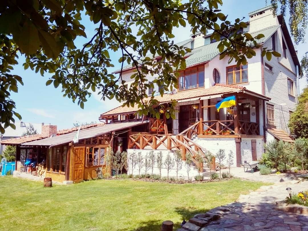 Будинок Садиба "Чаверед" біля Львова- для проживання і відпочинку