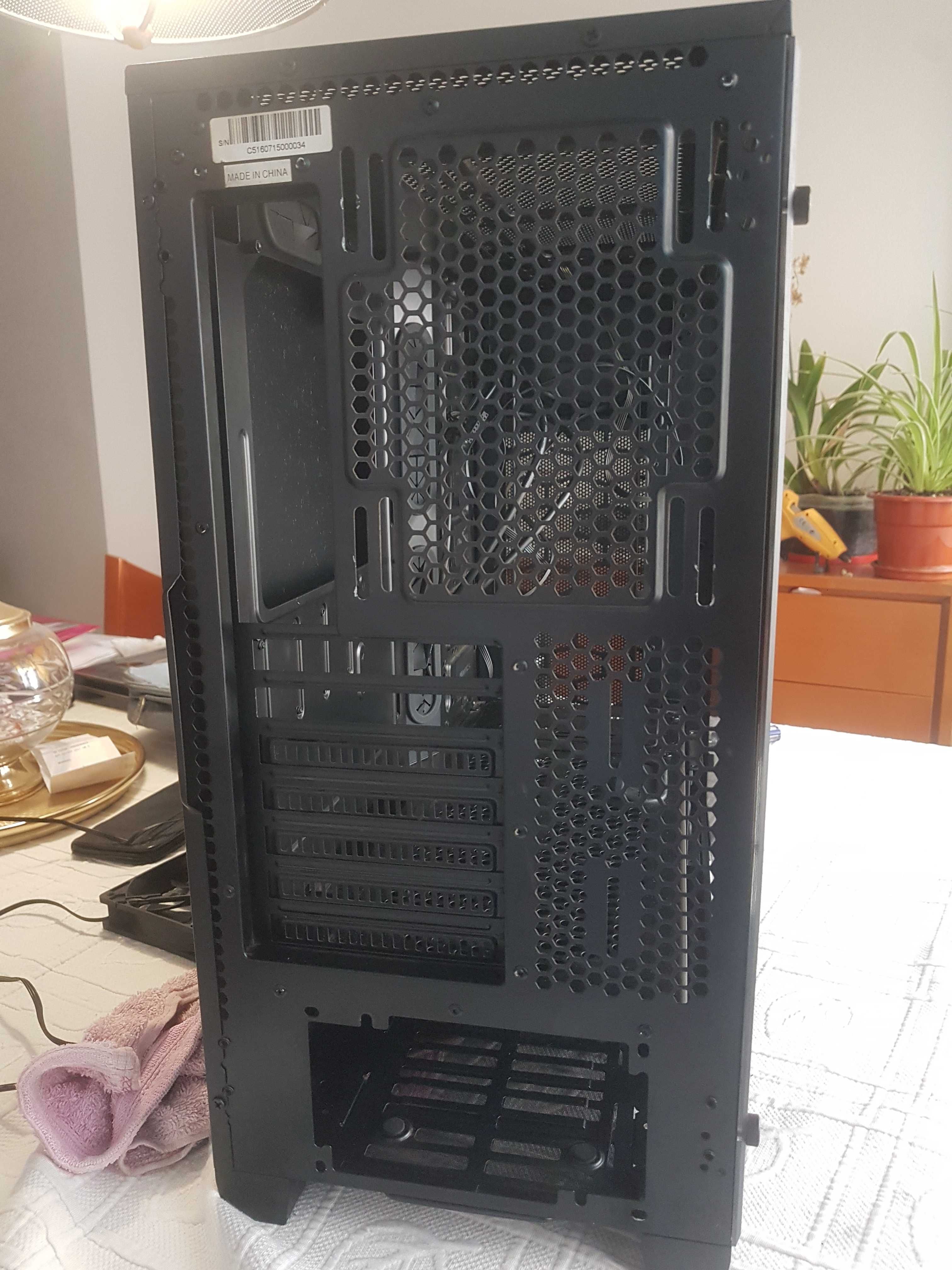Caixa para Gamer grande semi nova pouco