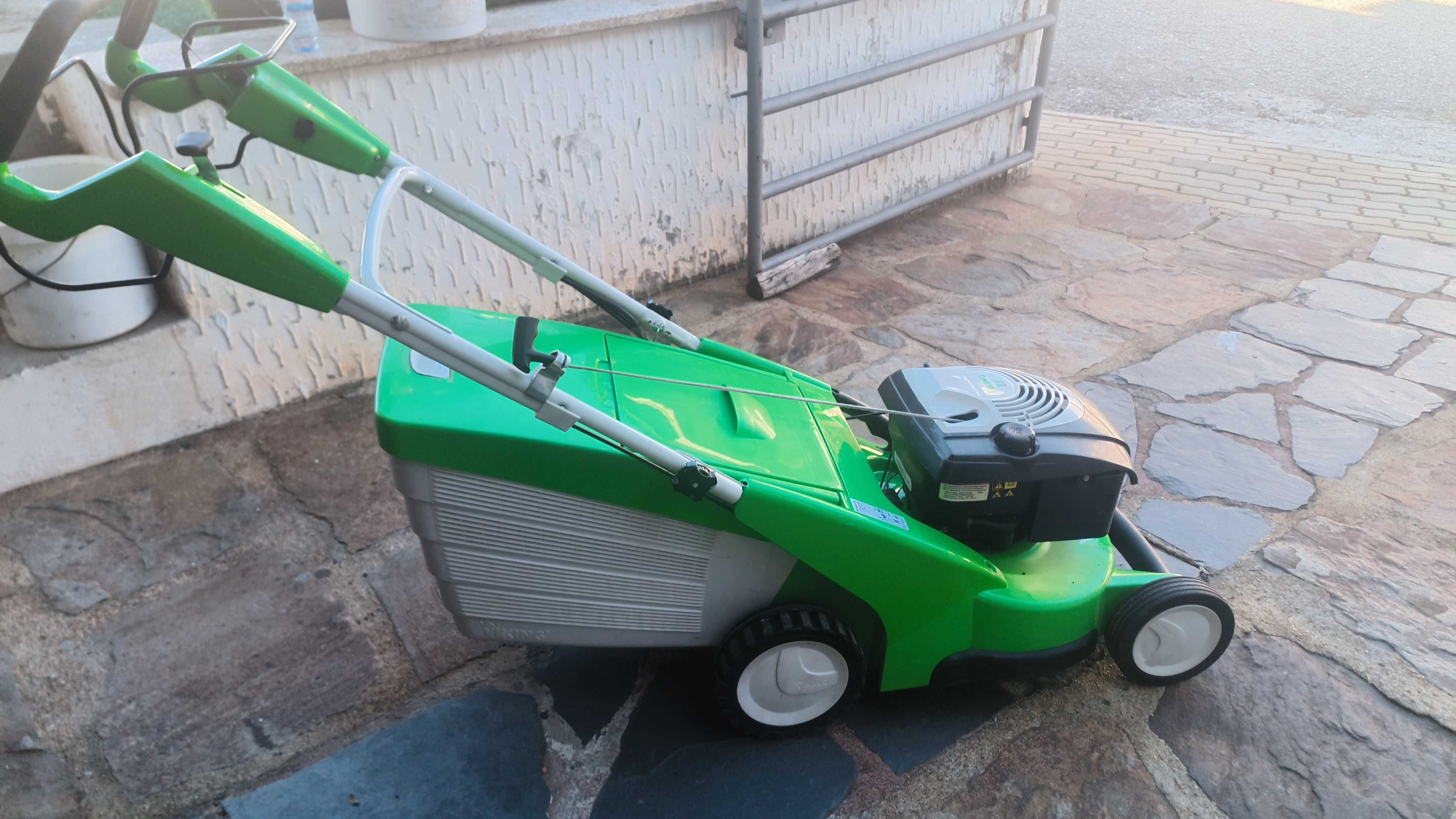 Máquina de cortar relva