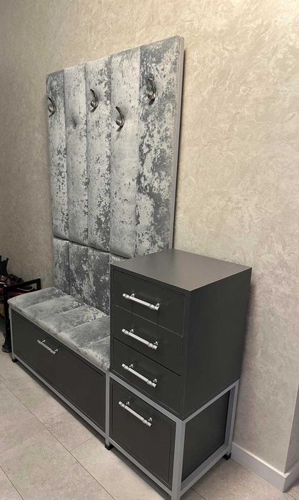 Банкетка-консоль з закритими полицями та панно