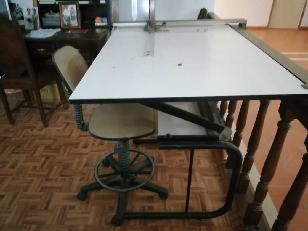 Mesa de Desenhador - em bom estado