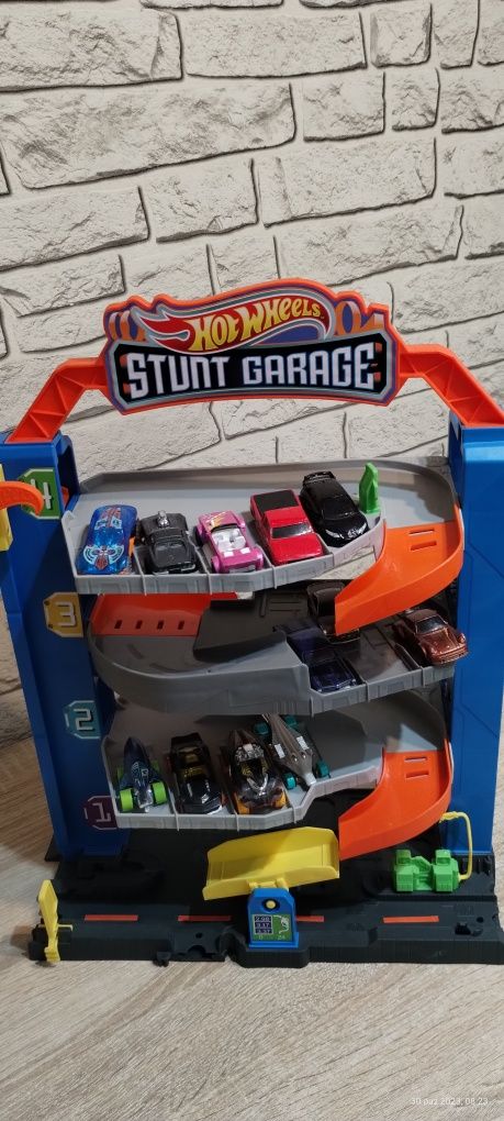 Garaż hot wheels plus autka