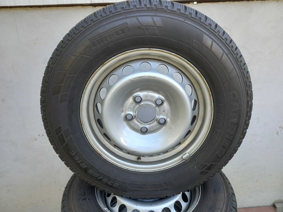 Колеса шини вантажні  PIRELLI   235/65Р16С зима